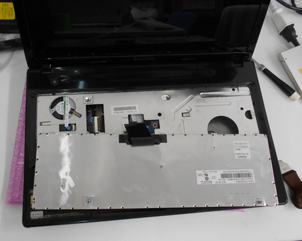 Lenovo G580 ヒンジ割れによる画面表示不具合 | パソコンドック24 名古屋・庄内緑地公園店 (西区)