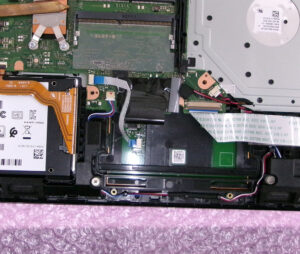 東芝 PT45GRP-SEA キーボードケーブル貼り付け